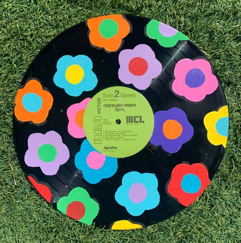 Painted Records Vinyl Groovy, Vinyl Paintings Aesthetic, Vynil Paintings, Painted Record Ideas, Vynil Paint Ideas, Painting Ideas On Records, Record Painting Ideas Hippie, Vinyl Record Painting Ideas Easy, Vynal Record Art