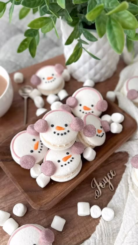 Baked by Joyce | Macaron and Cake Art | ⛄️Snowman Macarons⛄️ My snowmen looked chilly so I made ear muffs for them. ☃️ To make ear muffs, I cut mini marshmallows in half ✂️ then... | Instagram Christmas Macaron Ideas, Macaroons Decoration Ideas, Snowmen Macarons, Christmas Macarons Decoration, Winter Macarons, Snowflake Macarons, Snowman Macarons, Marshmallow Christmas Treats, Winter Wonderland Treats