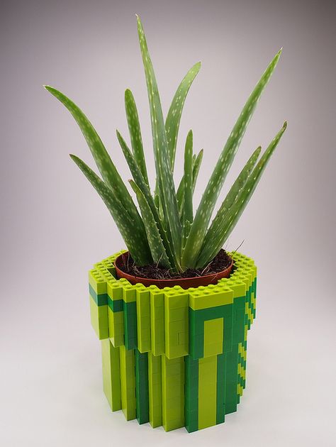 Lego 8-Bit Warp Pipe Planter by Mr.Attacki  I either need to buy this or make this...because I love it! Deco Lego, Lego Diy Crafts, Lego Hacks, Lego Bedroom, Used Legos, Lego Decorations, Diy Home Accessories, Lego Diy, Lego Activities