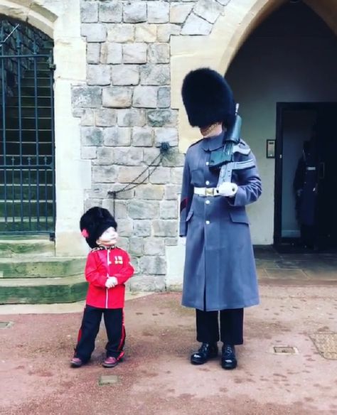 Queen's Guard Soldier Poses For Photo With 4-Yr-Old In Uniform — InspireMore British Guard, Coldstream Guards, Queens Guard, Lance Corporal, English Gentleman, Royal Guard, King And Country, Windsor Castle, Poses For Photos