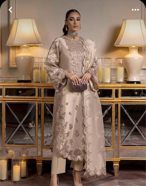 Heavy Suits, Flower Ceremony, Tissue Fabric, Desi Outfits, Traditional Attires, Pakistani Style, Velvet Dresses, Mom Wedding, Asian Bridal