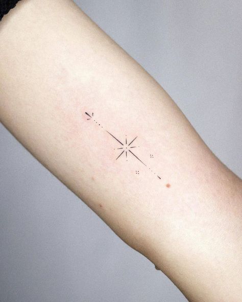 Chest Tattoo Stars, Stardust Tattoo, Compas Tattoo, North Star Tattoos, Small Compass Tattoo, Thin Line Tattoos, Nice Tattoos, Basic Tattoos, Small Girly Tattoos