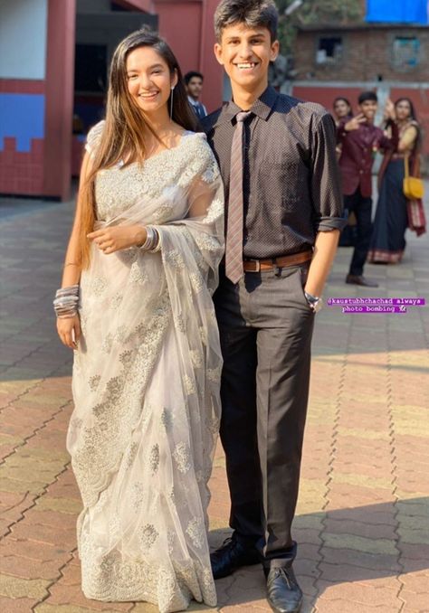 Anushka Sen Farewell Saree, Graduation Day Poses In Saree, Saree For Best Friends Wedding, Convocation Saree Ideas Graduation, Saree For Girls Farewell College, College Saree Look, Graduation Saree Outfit Ideas, Fairwell Sarees, Saree Ideas For College Fest