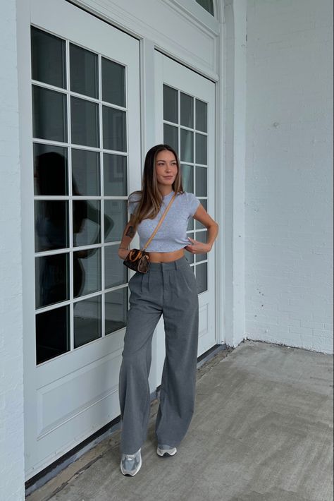 Trouser Heels Outfit, Aritzia Pants Trousers, Abercrombie Wide Leg Pants, Summer Outfits Wide Leg Pants, Spring Outfit Pants, Abercrombie Wide Leg Trousers, Chic Trousers Outfit, Gray Wide Pants Outfit, Outfits With Trousers Casual