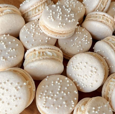 Lace And Pearls Party Theme, White Macarons Wedding, Engagement Macarons Ideas, Bridal Shower Macaroons, White Bridal Shower Desserts, Pearl Dessert Table, Bridal Shower Baked Goods, Wedding Pearl Accents, Pearl Bridal Shower Decorations