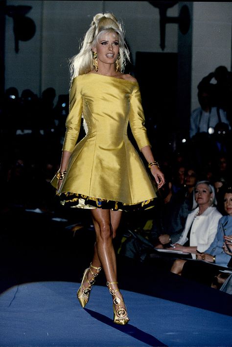 Versace Runway 90s, Iconic Runway Looks, Iconic Runway, Gianni Versace 90s, Versace Pattern, 1990s Dress, Decades Of Fashion, Best Boots, Versace Runway