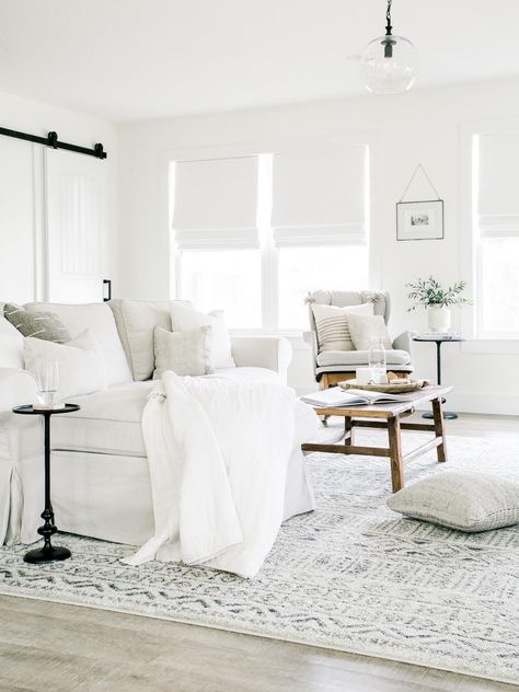 The Best White Paint Colors #paintguide #paintcolors #whitepaint #designtips Apartment Couch, White Living Room Decor, Best White Paint, White Interiors, White Couches, Apartment Decoration, Bright Living Room, Design Blogs, White Paint Colors