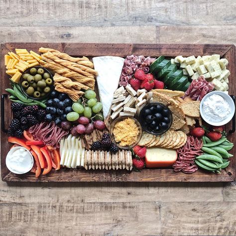 sprig + plate 🌱 on Instagram: “Anatomy of a snack board • 6 cheeses • 5 crackers/breads • 4 meats • 3 veggies • 3 fruits • 2 olives • 2 dips • 1 cookie • #varietyboard…” Charcuterie Guide, Homemade Charcuterie Board, Homemade Charcuterie, Cracker Bread, Charcuterie Board Cheese, Snack Board, Board Cheese, Cheese Crackers, Recipe Of The Day