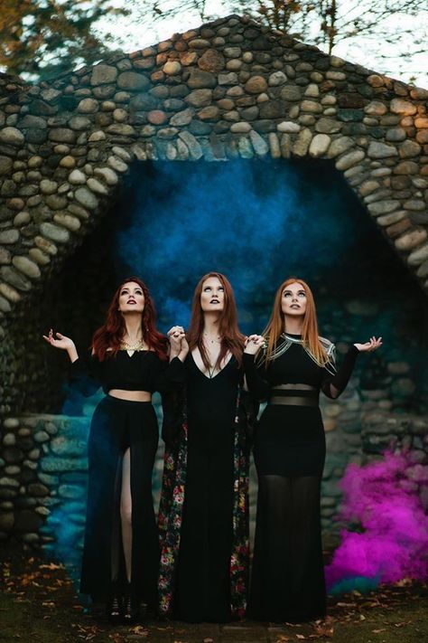 Photo: Rachel Davis Photography Witch Photos, Witch Pictures, Friendship Photoshoot, Witchy Aesthetic, Sisters Photoshoot, Halloween Photography, Best Friend Photoshoot, Bff Photoshoot, Halloween Photoshoot