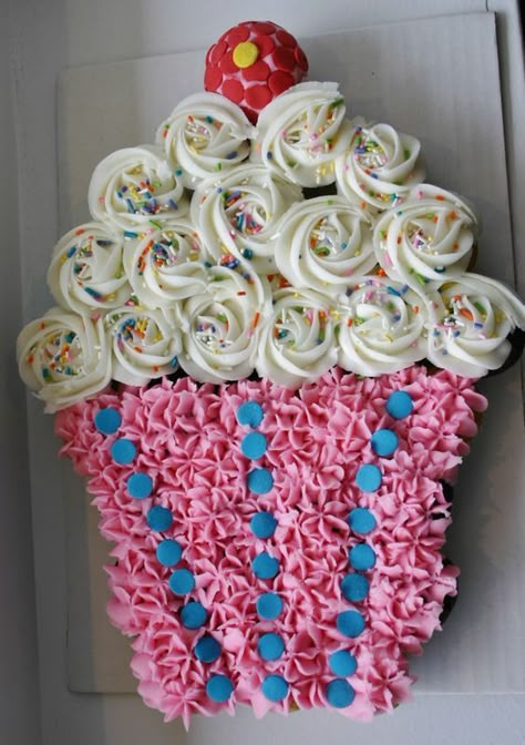 Cupcake Cake! Best Birthday Pull Apart Cupcake Cakes. Simple creative cake inspiration for a birthday party celebration. Cupcakes Bonitos, Pull Apart Cupcake, Cupcakes Design, Bolo Grande, Pull Apart Cupcake Cake, Pull Apart Cake, Cake Pulls, Pull Apart Cupcakes, Oreo Cupcakes