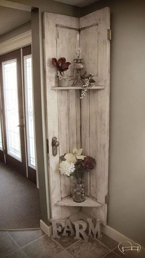 16 DIY Home Décor Ideas on a Budget - HubPages Jendela Vintage, Ingangs Decor, Barn Door Decor, Old Barn Doors, Diy Rustic Home, Rustic Country Home, Old Door, Country Farmhouse Decor, Diy Door