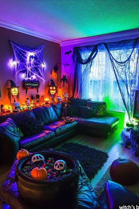 Halloween Party Indoor Decorations, Halloween Party Small Apartment, Indoor Halloween Party Decor Ideas, Halloween Creepy Aesthetic, Halloween Decorations Indoor Living Room, Halloween Party Decorations Indoor, Party Food Halloween, Halloween Party Aesthetic, Invitations Halloween Party