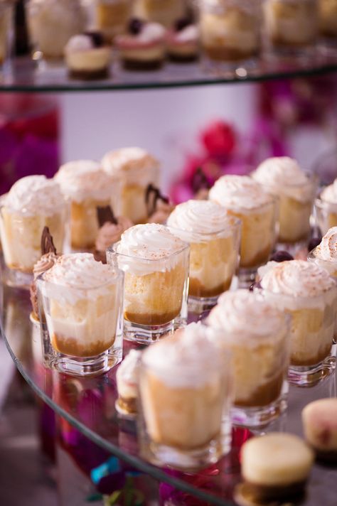 Snacks Mexicanos, Shooter Desserts, Cake Shooters, Leche Cake, Reception Desserts, Cake Shots, Dessert Cups Recipes, Dessert Shooters, Mini Dessert Cups