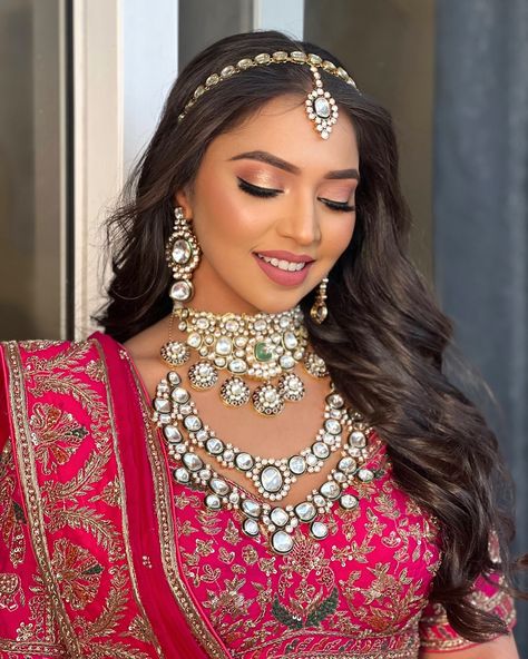 Open hair, no kajal, and winged eyeliner – a modern bride’s signature style.❤️ Makeup by @jasminebajwva Bride @rashi___gupta Hairstylist @mohdshadab.hair Lashes @thenaristudio || Style: Meryl Draping @neetu_makeup_artist2 DM for Makeup Bookings @jasminebajwva Bridal Beauty | Glam Makeup | Wedding Makeup Artist | Bridal Trends | Engagement Makeup | Bridal Glow | Flawless Makeup | Indian Bridal Makeup | Professional Makeup Artist | Bridal Glam | Natural Bridal Look | Bridal Hair and Makeup Bridal Look Makeup Indian, Bridesmaid Makeup Indian Make Up, Indian Makeup Inspiration, Indian Bridal Soft Glam Makeup, Bridal Makeup For Indian Brides, Open Hair Bridal Look Indian, Indian Bridal Hairstyles Updo, Indian Face Makeup, Mehendi Bridal Makeup