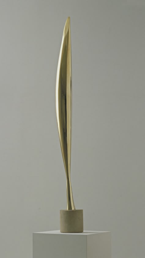 Constantin Brancusi. Bird in Space. 1928 Brancusi Sculpture, Constantin Brancusi, But Is It Art, Istoria Artei, Sculptures Céramiques, Action Painting, Sculpture Metal, Motion Graphic, Bird Sculpture