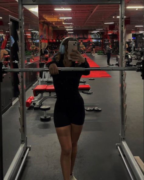 Slim Healthy Bodies, Slim Fit Aesthetic, Girl Weight Lifting Aesthetic, Gym Core Aesthetic, Romanticizing Gym, Healthy Gym Girl, Gym Rat Aesthetic Women, Gym Rat Girl Aesthetic, Gym Aesthetic Weights