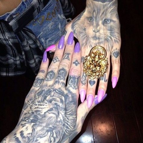 Jeffree star ♡ finger tattoos Star Tattoos On Chest, Star Hand Tattoos, Jeffree Star Tattoos, Catwoman Tattoo, Star Face Tattoo, Cat Face Tattoos, Small Cross Tattoo, Praying Hands Tattoo, Taboo Tattoo