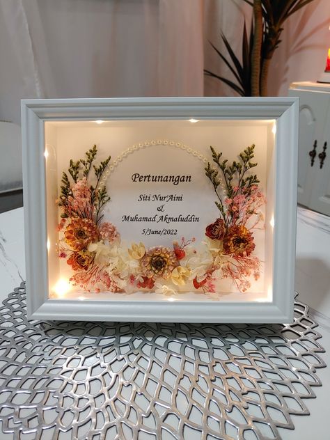 Engagement Frames Gift, Engagement Craft Ideas, Engagement Diy Gifts, Engagement Gifts Diy, Resin Wedding Gifts, Wedding Flowers Preservation Ideas, Diy Engagement Gifts, Hiasan Perkahwinan, Dried Flowers Crafts