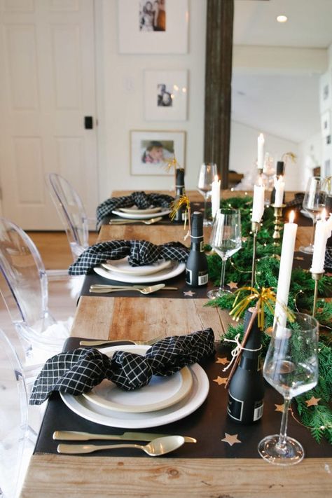 New Year's Eve tablescape in black and gold. Create a casual NYE dinner table with this elegant place setting. Simple, rustic and beautiful NYE table Nye Table Setting, Nye Decor, Greenery Runner, Nye Dinner, Nye Decorations, Black Placemats, Black Gold Christmas, Elegant Place, Gold Straws