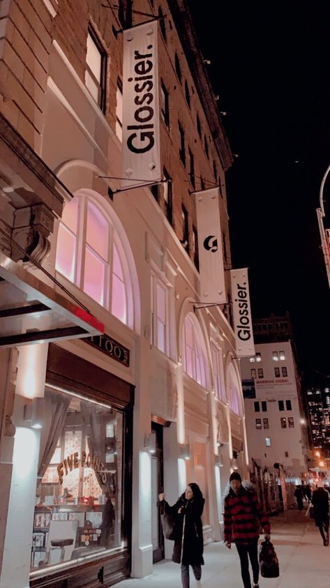 New York Pics Aesthetic, New York Glossier, Nyc Shopping Aesthetic, New York Shopping Aesthetic, Glossier Nyc, Pink New York Aesthetic, Nyc Dump, Glossier New York, Nyc Shops