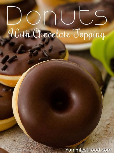 Donuts With Chocolate Topping - Very easy, fantastic, quick, perfectly soft and their smell and taste are incredible, donuts with chocolate topping! Donat Glaze, Haitian Recipes, Donuts Chocolate, Doughnut Recipe Easy, King Cakes, Homemade Donuts Recipe, Baked Donut Recipes, Homemade Breads, Louisiana Recipes