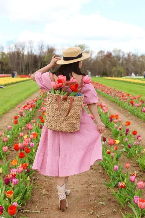 Dress For Tulip Garden, Outfits For Tulip Field, Flower Farm Outfit Ideas, Tulip Garden Outfit, Tulip Farm Photoshoot Outfit, Tulip Festival Photoshoot Outfit, Tulip Farm Photoshoot Family, Texas Tulips Outfit, Tulip Poses