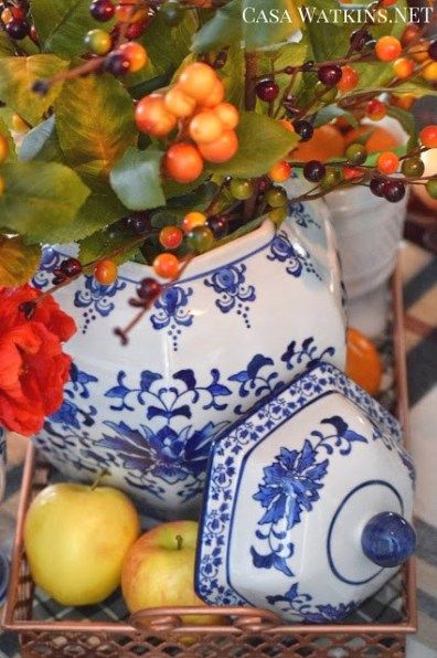 Include Trendy Copper into Your Thanksgiving Tablescape: Create and Share - Casa Watkins Living Thanksgiving Tablescapes Elegant, Thanksgiving Tablescapes Simple, Blue And White Tablescapes, Blue Fall Decor, Chinoiserie Ginger Jars, Fall Vignettes, Fall Dinner Party, Thanksgiving Tablescape, Thanksgiving Inspiration