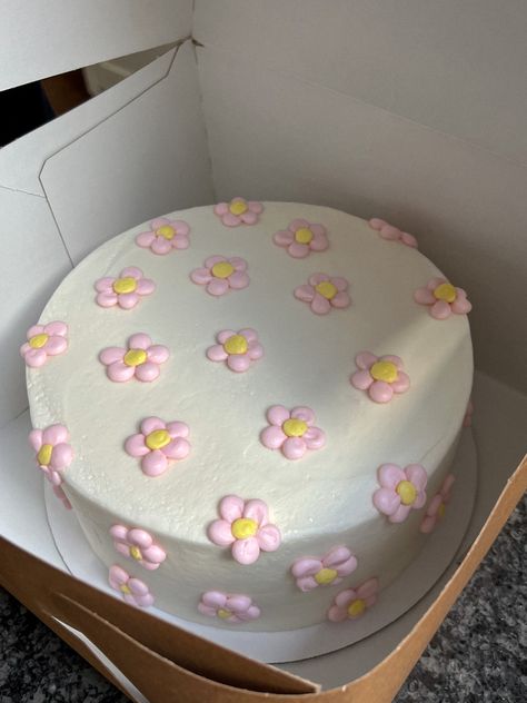 Floral birthday cake. Birthday cake with flowers Flower Birthday Cake Simple, Simple Birthday Cake Aesthetic, Simple Homemade Birthday Cake, Simply Decorated Cakes, Homemade Cakes Aesthetic, Cake Simple Aesthetic, Birthday Cake Floral, Cake Aesthetic Birthday, Cakes Aesthetic