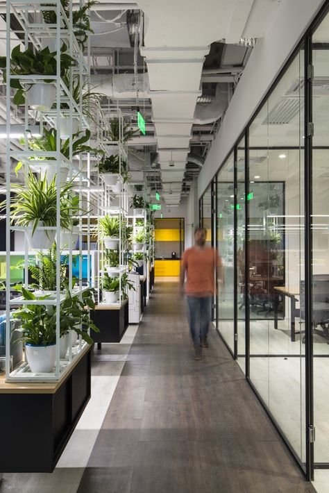 Club Med Shanghai Office / 100architects | ArchDaily Office Decor Business, Industri Modern, Interior Kantor, Mid Century Office, Industrial Office Design, Modern Office Space, Cool Office Space, Modern Office Decor, Office Space Design