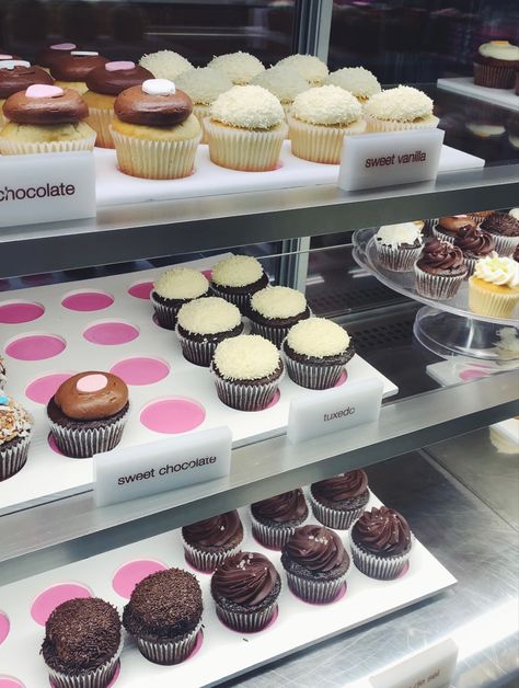 Cupcake Shop Aesthetic, Chocolate Tuxedo, Princess Food, Cupcake Business, Cupcake Boutique, Cupcake Shop, Fast Food Places, Cute Cupcake, Cupcake Shops