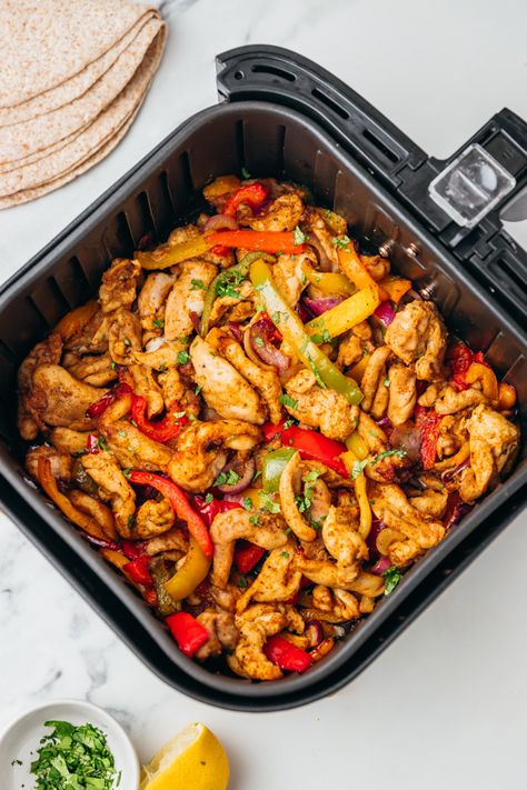 Air Fryer Chicken Fajitas Air Fryer Recipes Uk, Air Fryer Chicken Fajitas, Air Fryer Cooking Times, Air Fryer Oven Recipes, Air Fry Recipes, Air Fried Chicken, Air Fryer Recipes Chicken, Fajita Recipe, Air Fryer Dinner Recipes