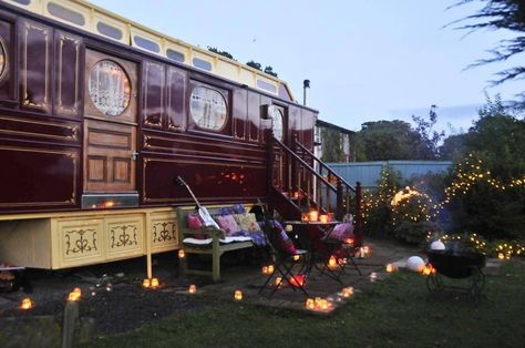 An original 1920 showman’s wagon in Shropshire, England, United Kingdom :: Exterior, pic 1 of 3 Tiny House Swoon, Shepherds Hut, Built In Seating, Modern Tiny House, Tiny House Movement, Tiny House Living, Holiday Cottage, The Ranch, Wagons