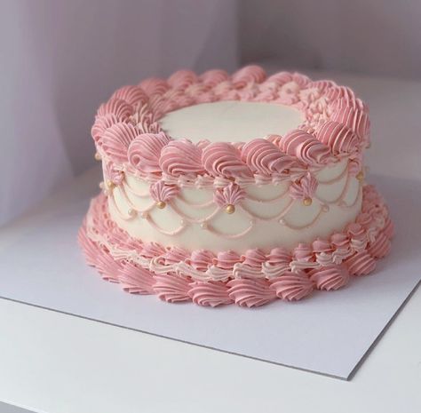 made by aprilsbakerlondon on ig :) Simple Cake Design, Vintage Heart Cake, Bolo Vintage, Vintage Birthday Cakes, Mini Torte, Pastel Cakes, Pretty Cake, Pink Birthday Cakes, Simple Cake Designs