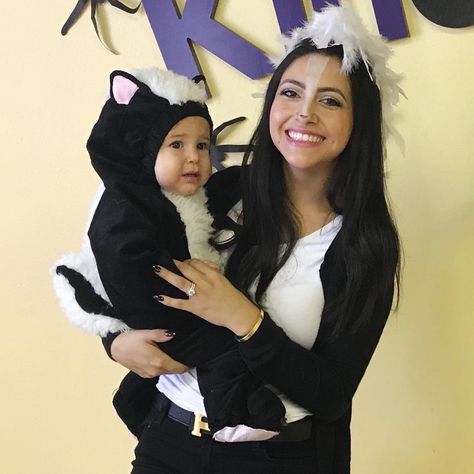 Inspiration & Accessories: DIY Skunk Halloween Costume Idea Skunk Family Costume Ideas, Skunk Costume Womens, Diy Skunk Costume, Skunk Halloween Costume, Baby Skunk Costume, Skunk Halloween, Matching Family Halloween Costumes, Skunk Costume, Black And White Costume