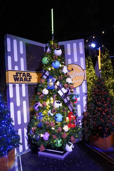 New Haunted Mansion, Star Wars, Toy Story-themed trees come to 2018 Christmas Tree Trail at Disney Springs Star Wars Navidad, Christmas Mansion, Christmas Tree Farm Pictures, Star Wars Christmas Tree, Halloween Christmas Tree, Disney Christmas Tree, Star Wars Diy, The Haunted Mansion, Star Wars Christmas