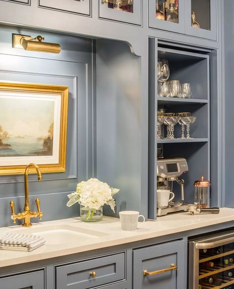 17 Wet Bar Ideas for Your Home Wet Bar Ideas, Home Bar Rooms, Home Bar Designs, Classic Kitchen, Home Luxury, Wet Bars, Bar Room, Butler's Pantry, Pantry Design