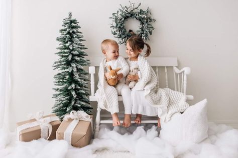 Christmas White Photoshoot, Christmas Mini Backdrop Ideas, White Background Christmas Pictures, Simple Christmas Setup Photography, Light And Airy Christmas Photos, Simple Indoor Christmas Photoshoot, White Christmas Mini Sessions, Neutral Christmas Photoshoot, Xmas Mini Session Ideas