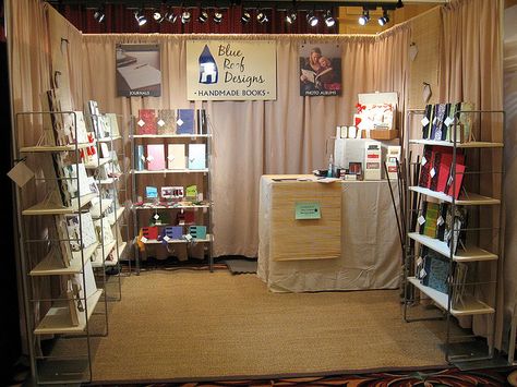 Nice and simple. Stand Pameran, Craft Fair Booth Display, Craft Show Booths, Craft Show Booth, Craft Booth Display, Indoor Crafts, Vendor Displays, Fair Booth, Craft Fairs Booth