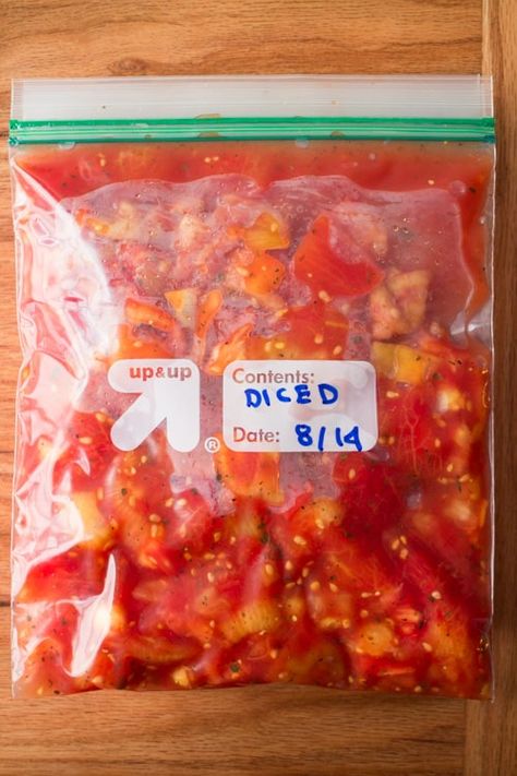 Easy step by step instructions with pictures on how to make diced tomatoes from fresh tomatoes. Steps walk you through the beginning all the way up to freezing them. This is a great way to preserve garden tomatoes if you're picking a lot of them! Recipes With Diced Tomatoes, Tomatoes Garden, Freezing Tomatoes, Freezing Vegetables, Fresh Tomato Recipes, Garden Tomatoes, Canning Vegetables, Tomatoes Recipe, Stewed Tomatoes