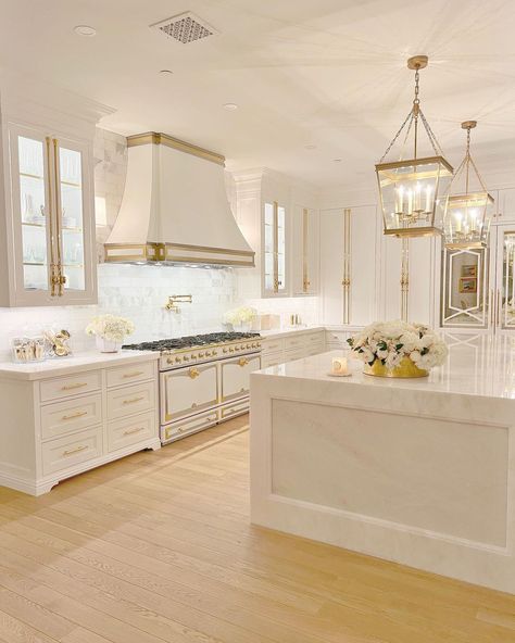 Luxury White Kitchen, Neutral House, Cabinet Inspiration, Glam Kitchen, Aesthetic Interior Design, Elegant Kitchen Design, Kitchen Updates, Dream Kitchens Design, House White