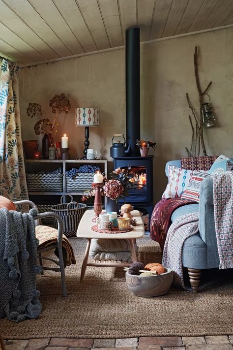 Cosy Cottage Living Room, Cottage Living Room Ideas, Living Room Cottage, Salons Cottage, Cottage Lounge, Lounge Inspiration, English Cottage Interiors, Floor To Ceiling Bookshelves, Cottage Curtains