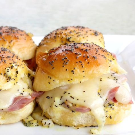 22 Hearty Dinner Appetizers – Recipes for Filling Appetizers for Dinner—Delish.com Ham And Swiss Sliders, Brunch Party Recipes, Ham Cheese Sliders, Ham And Cheese Sliders, Breakfast Slider, Cheese Sliders, Spring Entertaining, Bowl Party Food, Party Sandwiches