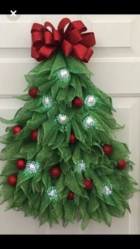 Mesh Christmas Tree, Christmas Tree Door, Dekoratívne Vence, Tree Door, Diy Christmas Wreaths Ideas, Christmas Wreaths With Lights, Christmas Wreaths Ideas, Door Diy, Diy Christmas Wreaths