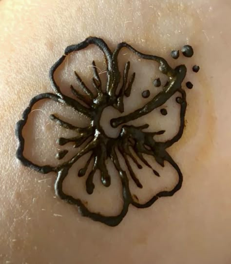 Stingray Henna, Beach Henna Tattoos, Easy Henna Ideas, Beach Henna, Mehendi Tattoo, Summer Henna, Small Henna Tattoos, Small Henna Designs, Henne Tattoo