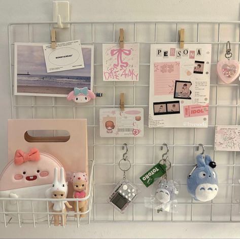 sonny angel newjeans sanrio kpop ghibli wave to earth resin keyring deco trinkets Sonny Angel Desk, How To Make Posters For Room Diy, Organized Room Aesthetic, Wall Grid Ideas, Sakura Decor, Grid Wall Decor, Peg Board Ideas, Cute Shelf Decor, Desk Wall Decor