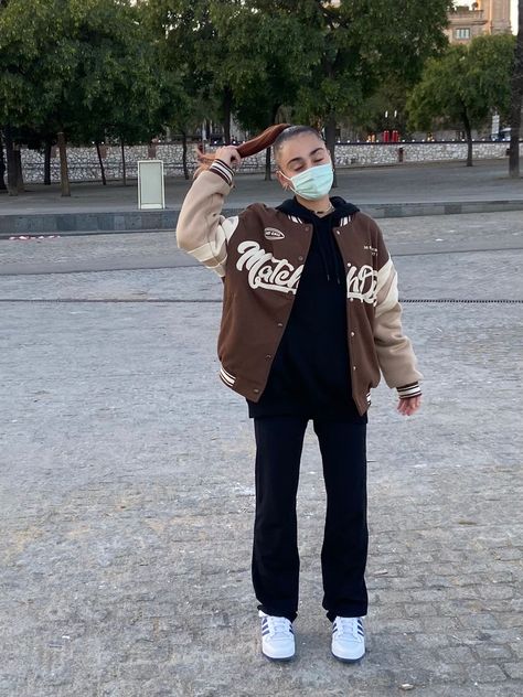 Ootd Jaket Baseball Hijab, Brown Varsity Jacket Outfit, Baseball Jacket Girl, Sports Jacket Outfit, Letterman Jacket Outfit, Varsity Outfit, Grunge Outfits Fall, Baseball Jacket Outfit, Varsity Jacket Outfit