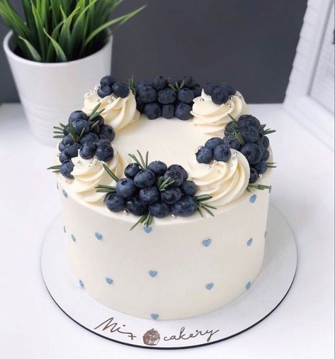 Bolo Simpsons, Fruit Cake Design, Mini Torte, Blue Berries, Cake Decorating Designs, Pretty Birthday Cakes, Cute Birthday Cakes, Just Cakes, Dessert Decoration