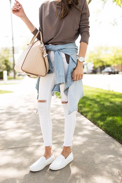 DETAILS: TAUPE TOP (UNDER $50- WHITE VERSION HERE) | WHITE DENIM (UNDER A $100) | CURRENT ELLIOT JACKET (OLD SIMILAR HERE) | SLIP-ONS (SO COMFORTABLE!) | SUNGLASSES | WATCH | BAG TGIF!! Did you guy… Slip On Outfit, Slip Ons Outfit, Tennis Shoe Outfits Summer, White Slip On Shoes, Looks Jeans, Tennis Shoes Outfit, White Jeans Outfit, Hello Fashion, White Slip