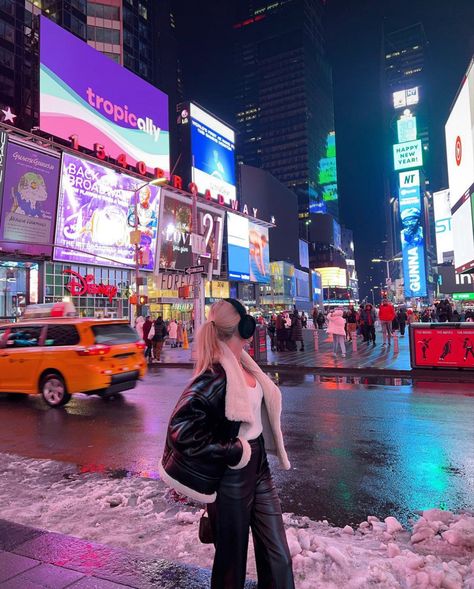 Nyc Times Square Aesthetic, New York Winter Aesthetic, Nyc Instagram Pictures, New York Picture Ideas, 22 Aesthetic, Nyc Winter Outfits, New York City Christmas, Amanda Marie, Nyc Instagram