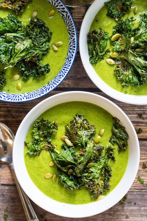 Vegan Broccoli Soup, Soup Kale, Vegan Broccoli, Green Soup, Broccoli Soup, Vegan Soup Recipes, Detox Soup, Kale Chips, Vegan Soups